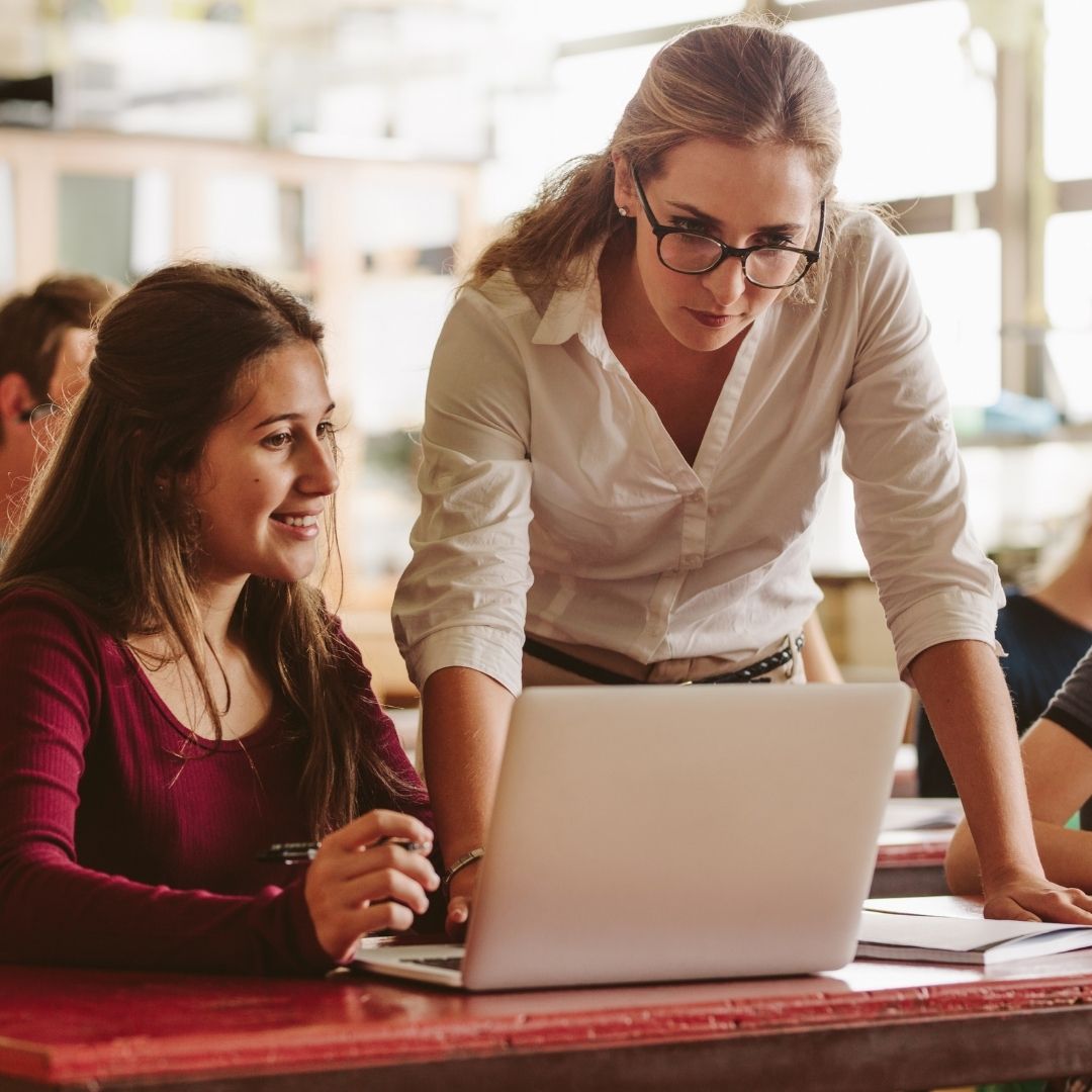Online essay writing tutor supporting a university student in the UK