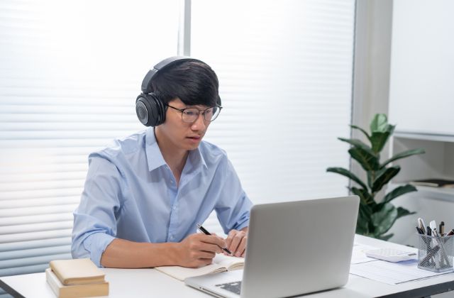 Online accounting tutor UK supporting a university student