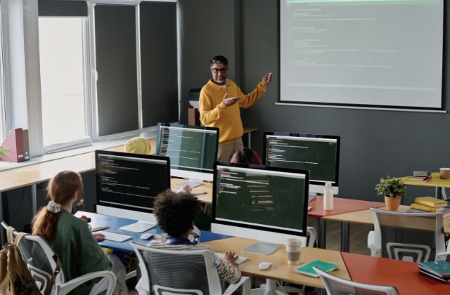 Online computer science tutor UK supporting a university student