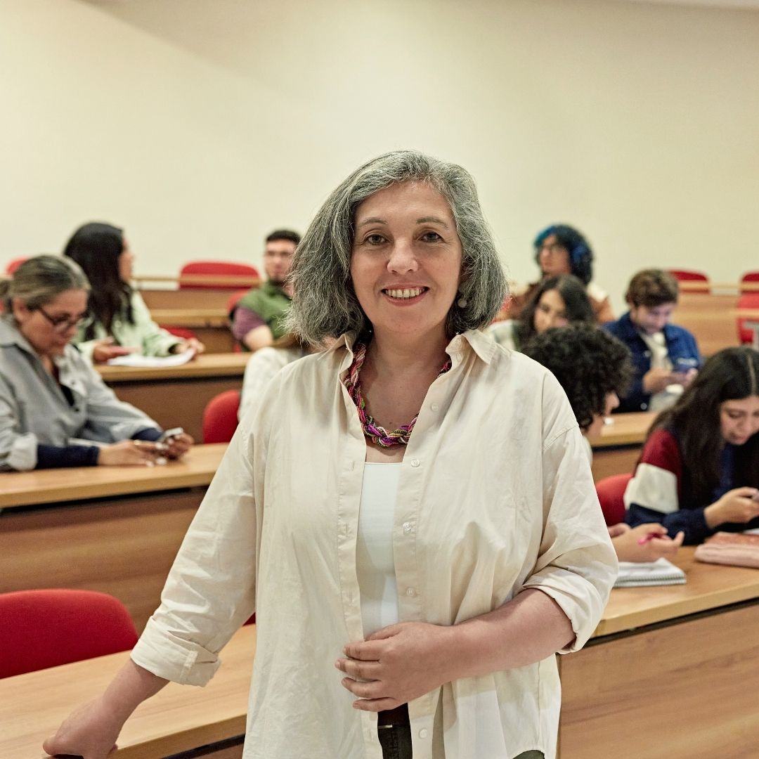 Online thesis writing tutor supporting a university student in the UK